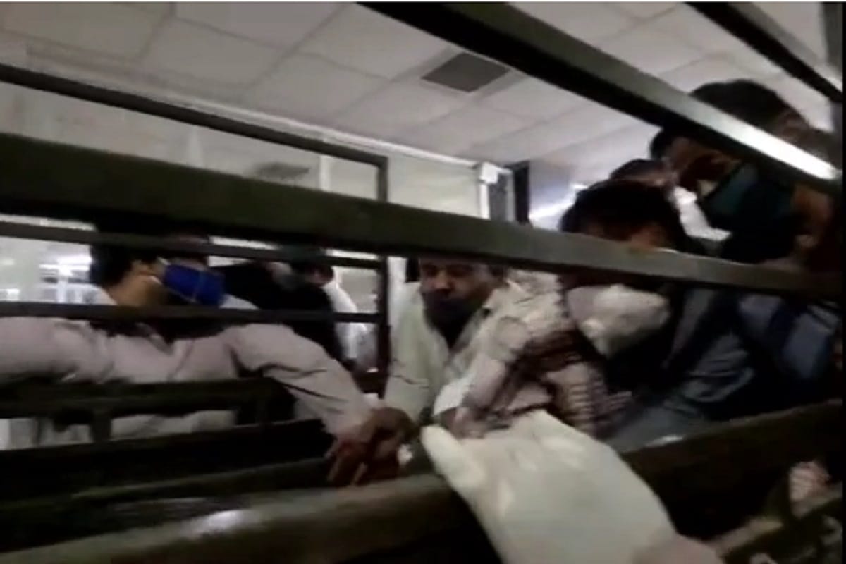 Meerut News: There was ruckus in the hospital over the supply of oxygen cylinders