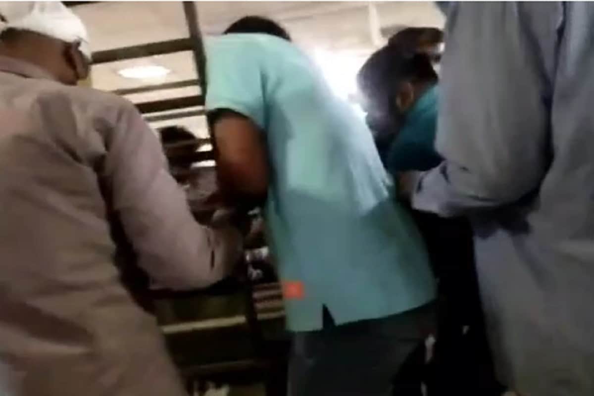 Meerut News: There was ruckus in the hospital over the supply of oxygen cylinders