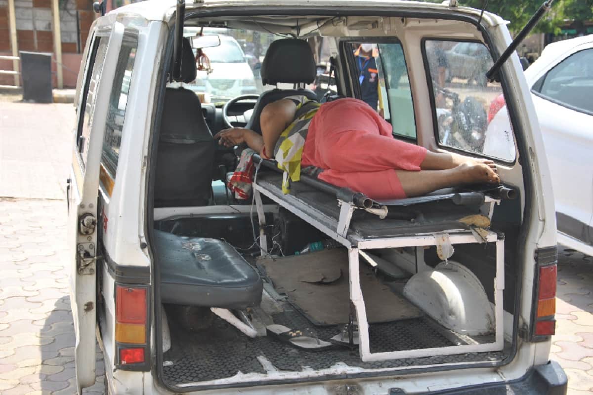 Meerut is short of oxygen and beds in hospitals and see photos