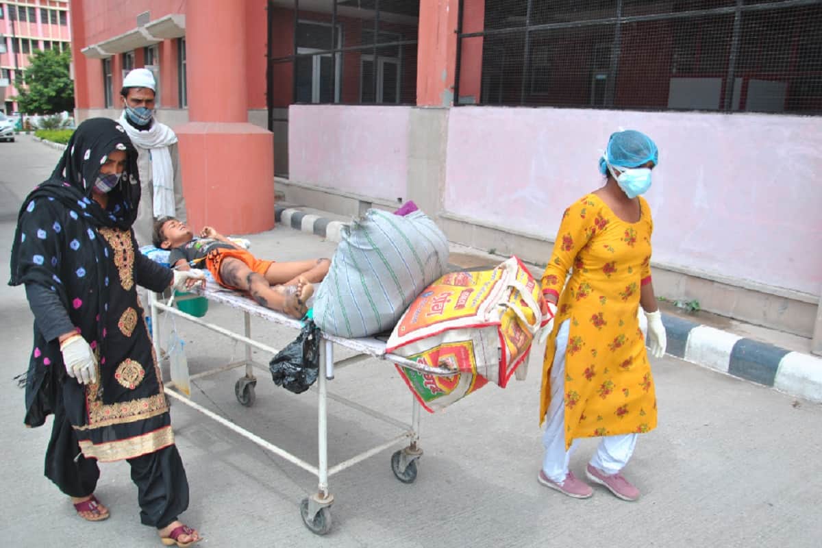 Meerut is short of oxygen and beds in hospitals and see photos