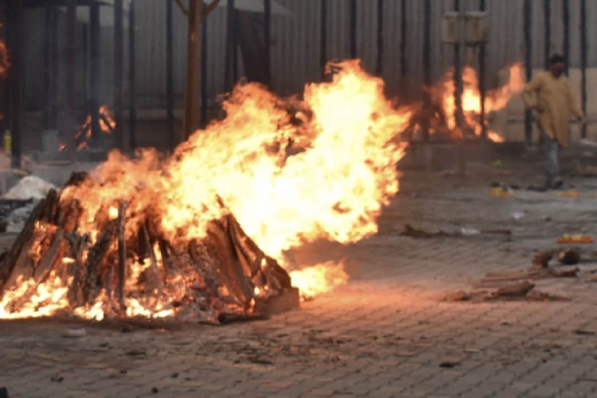 Corona: A young man has called two laborers in 500 rupees for his mother's funeral in Meerut