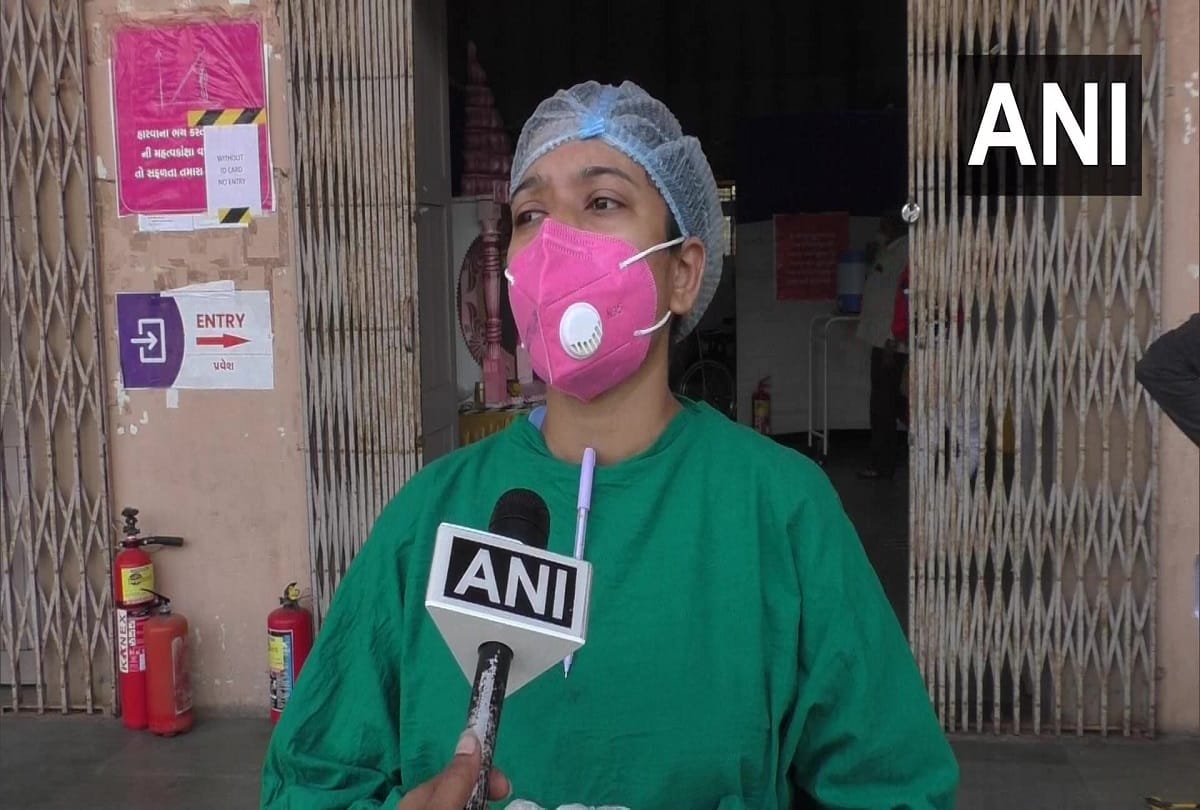 Gujarat: Nancy Ayeza Mistry, a four months pregnant nurse has been attending COVID patients in Surat while observing Roza