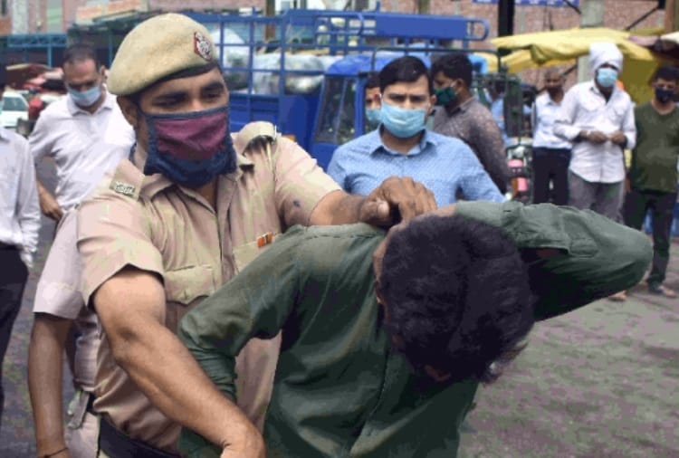 Police slaps persons roaming without Mask At Panipat of  Haryana