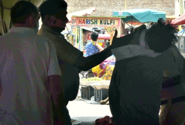 Police slaps persons roaming without Mask At Panipat of  Haryana