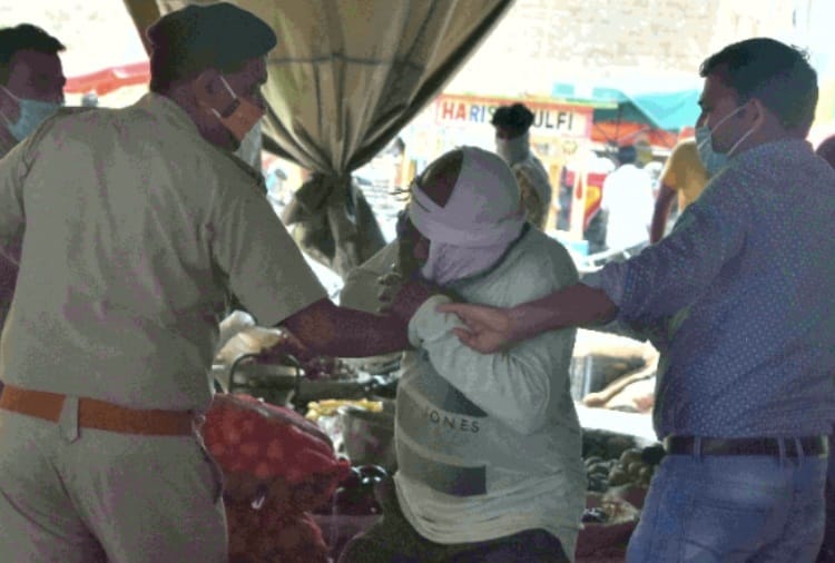 Police slaps persons roaming without Mask At Panipat of  Haryana