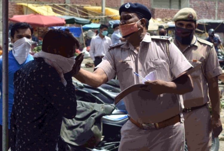 Police slaps persons roaming without Mask At Panipat of  Haryana