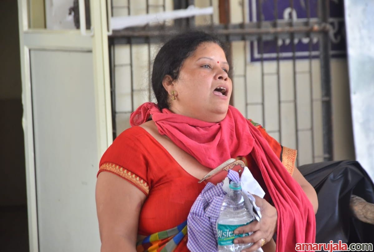 Wife breaths gave to husband through her mouth for save life in agra