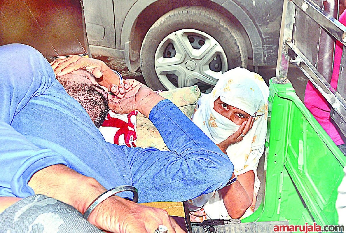 Wife breaths gave to husband through her mouth for save life in agra