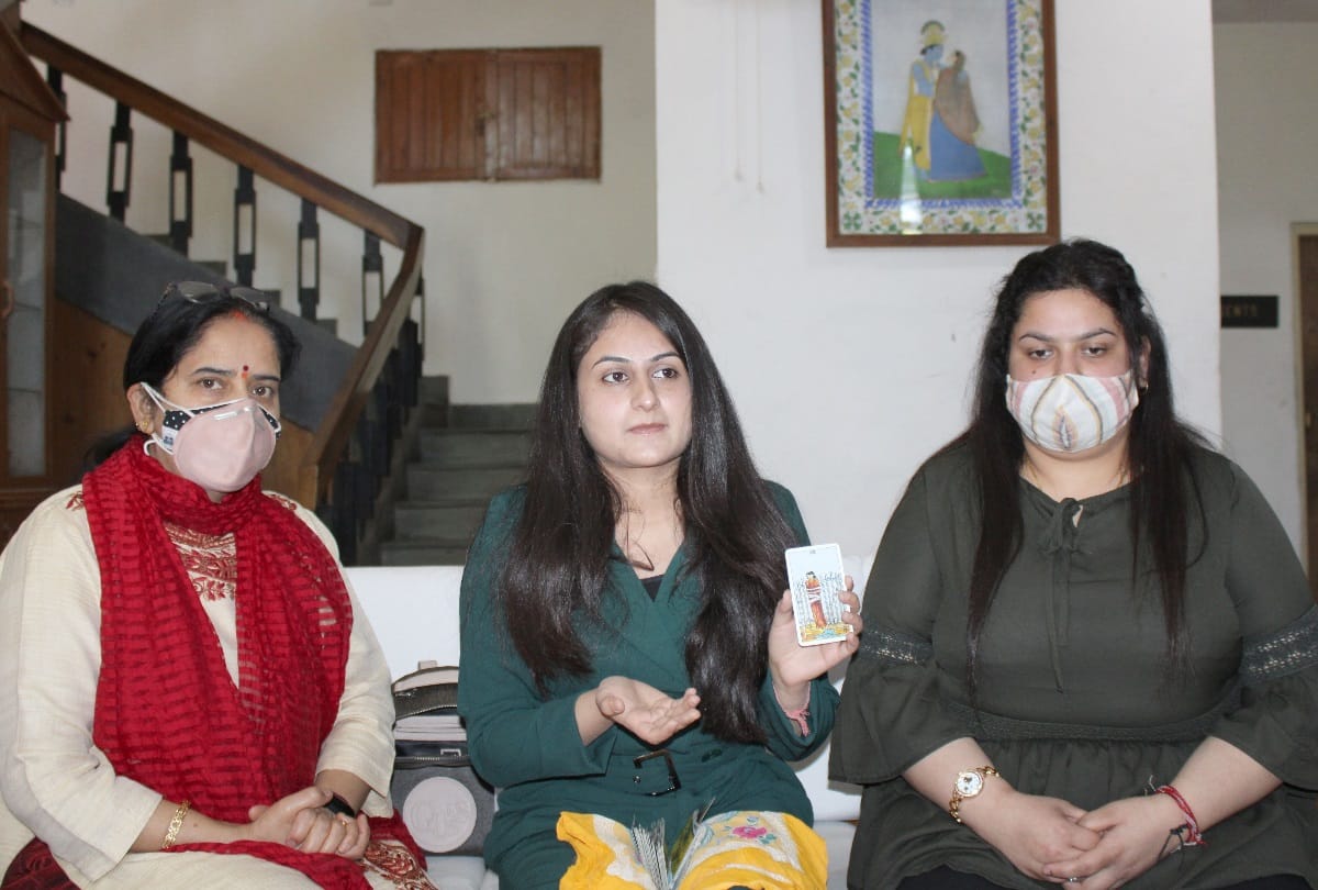Himachal News: North India Youngest tarot card reader Akansha Marwah