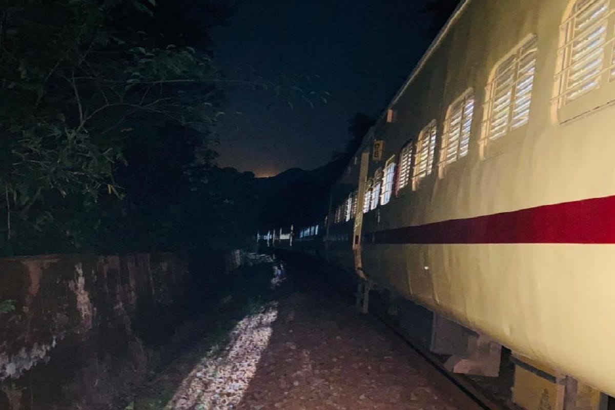 chauri chaura express train stop due to tree falling on track