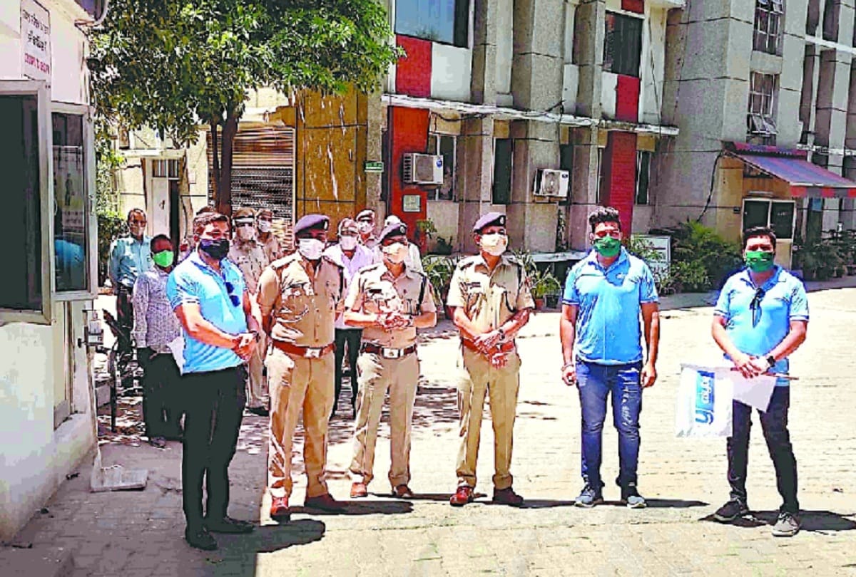Delhi news : police provide free cab for vaccination