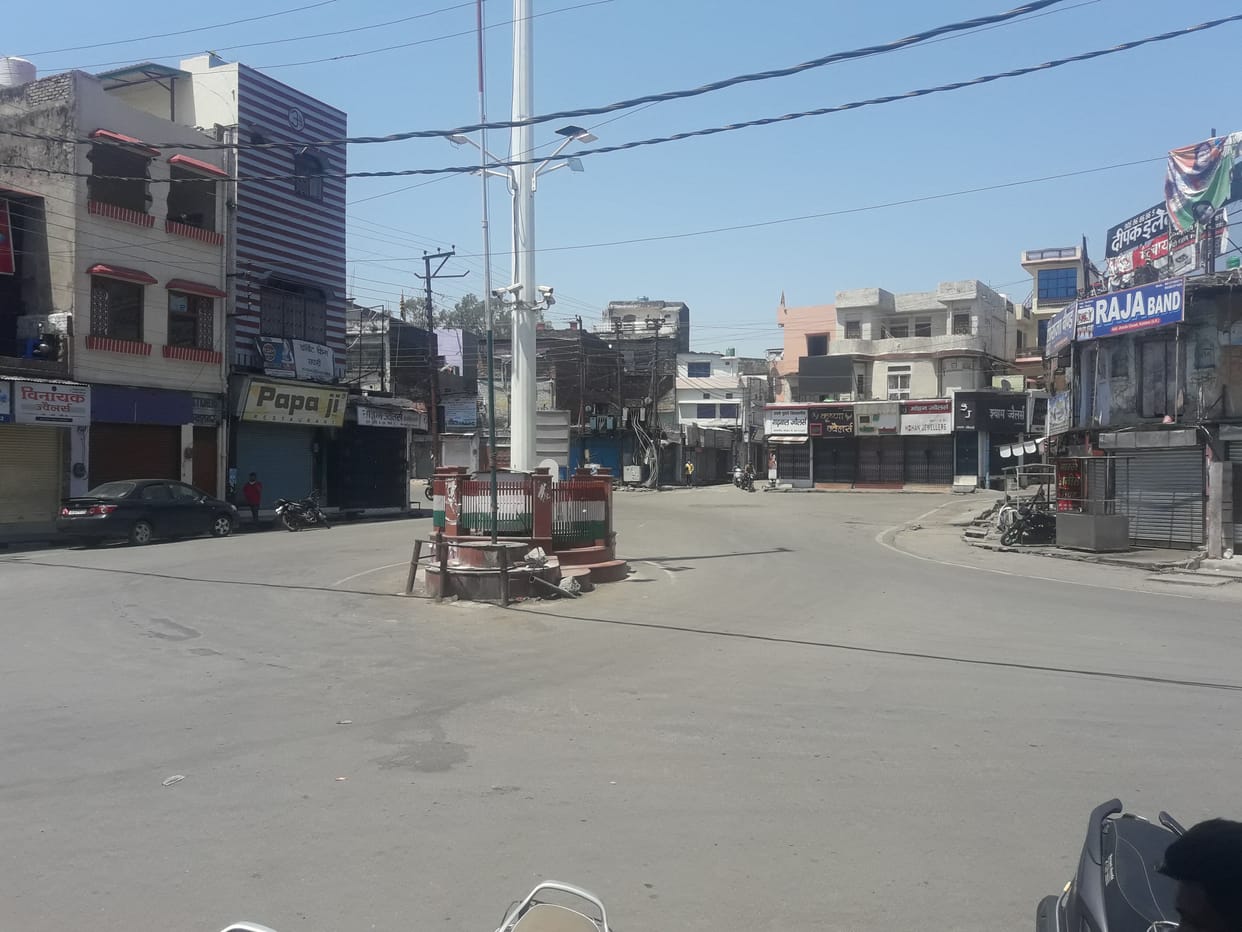 Shops in Kotdwar remained closed, silence was spreading in the streets