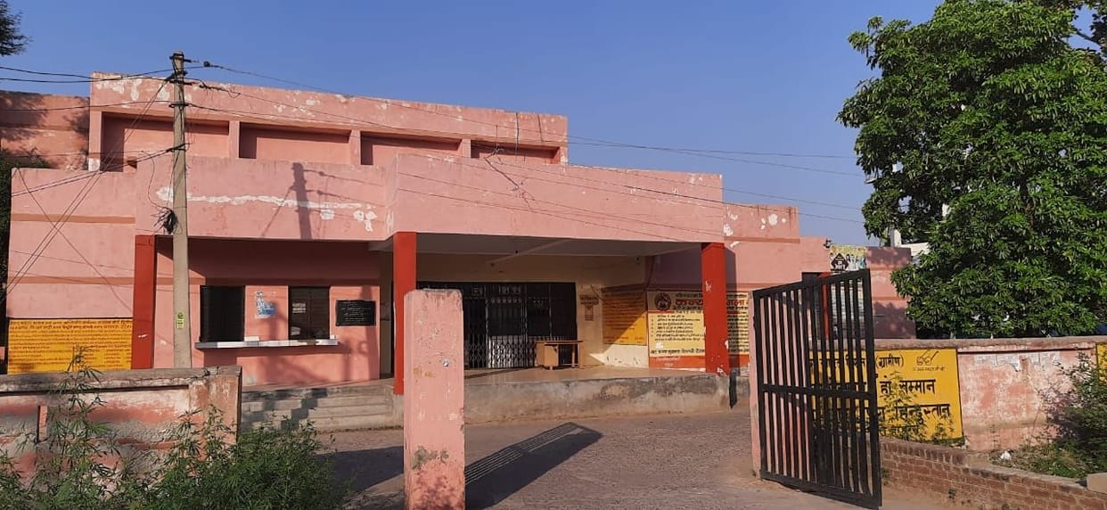 Hathras: Corona infects to be treated in community health center