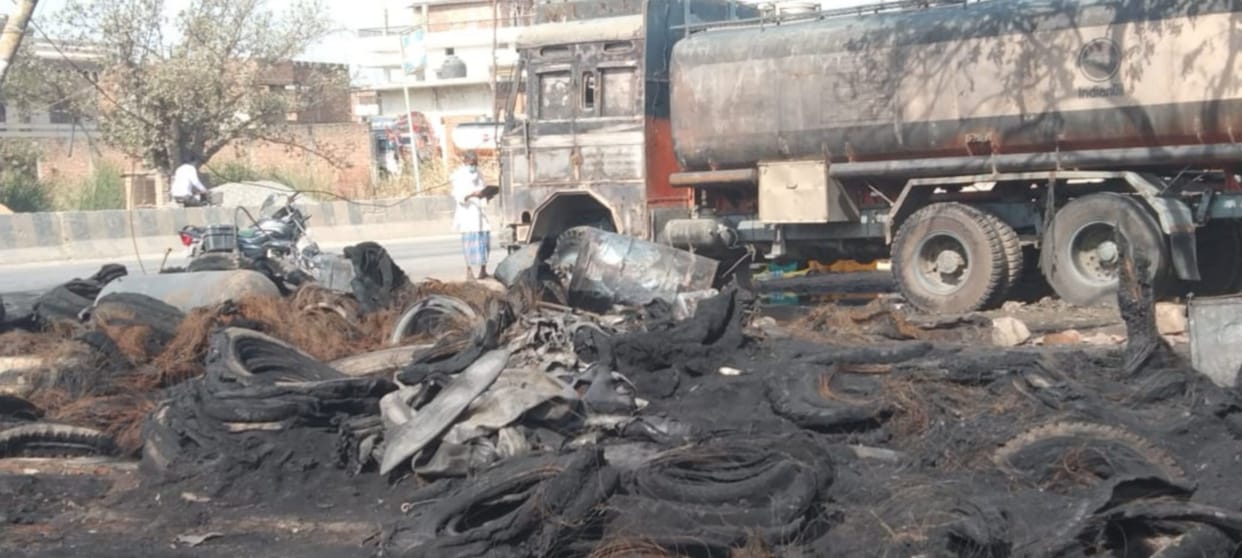 Fierce fire in old tires, lakhs of goods in the shop burnt to ashes