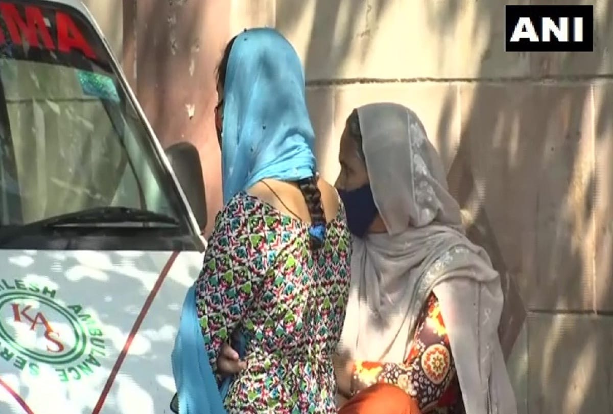 people standing outside GTB Hospital to get patients admitt government at least arrange for oxygen