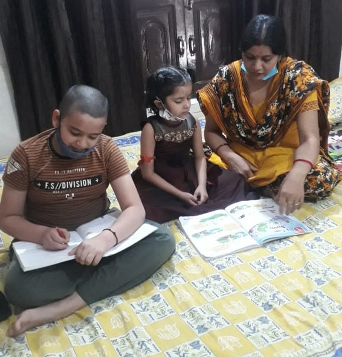 School tuition closed, parents become teachers