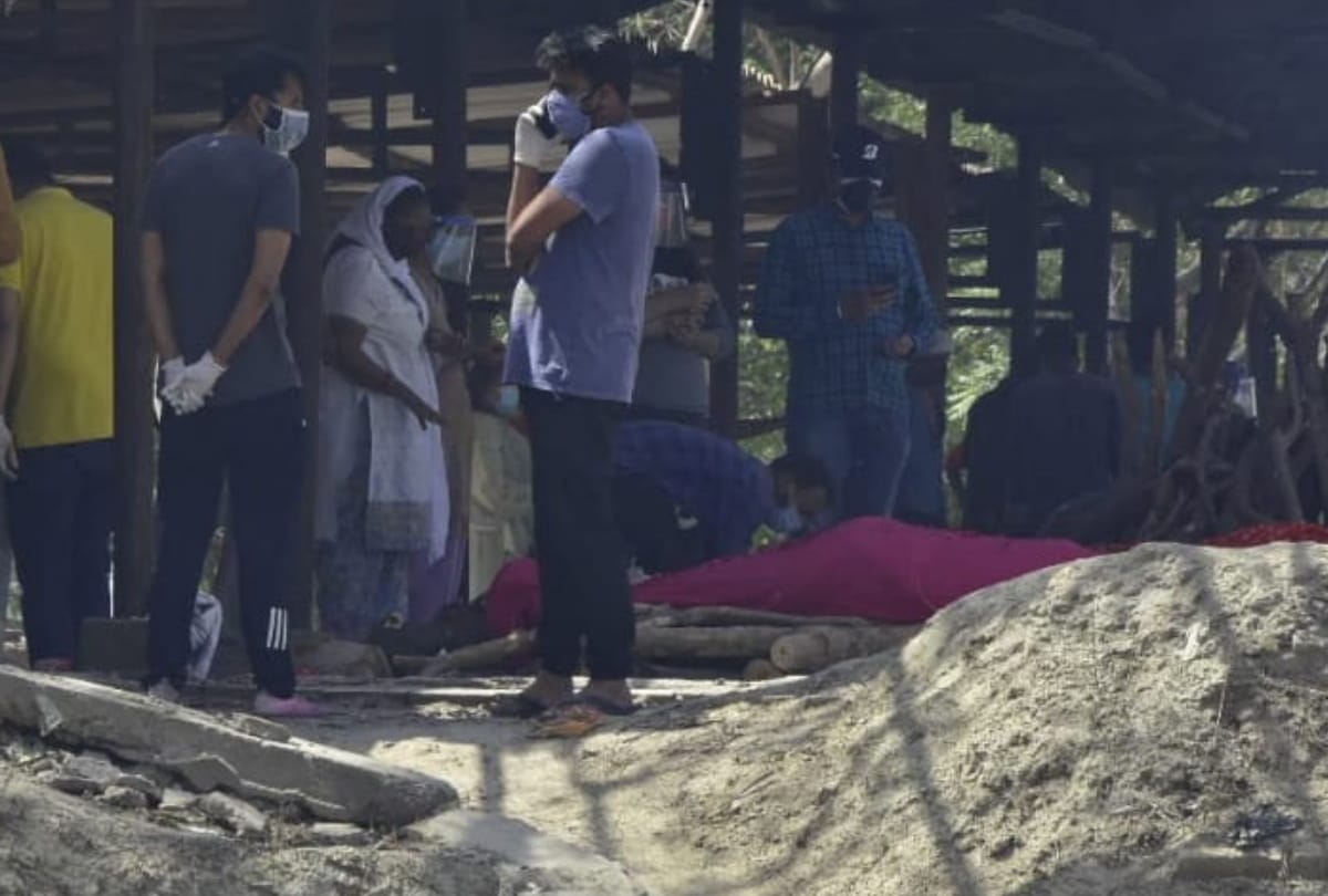 big number of dead bodies are cremated in lucknow.