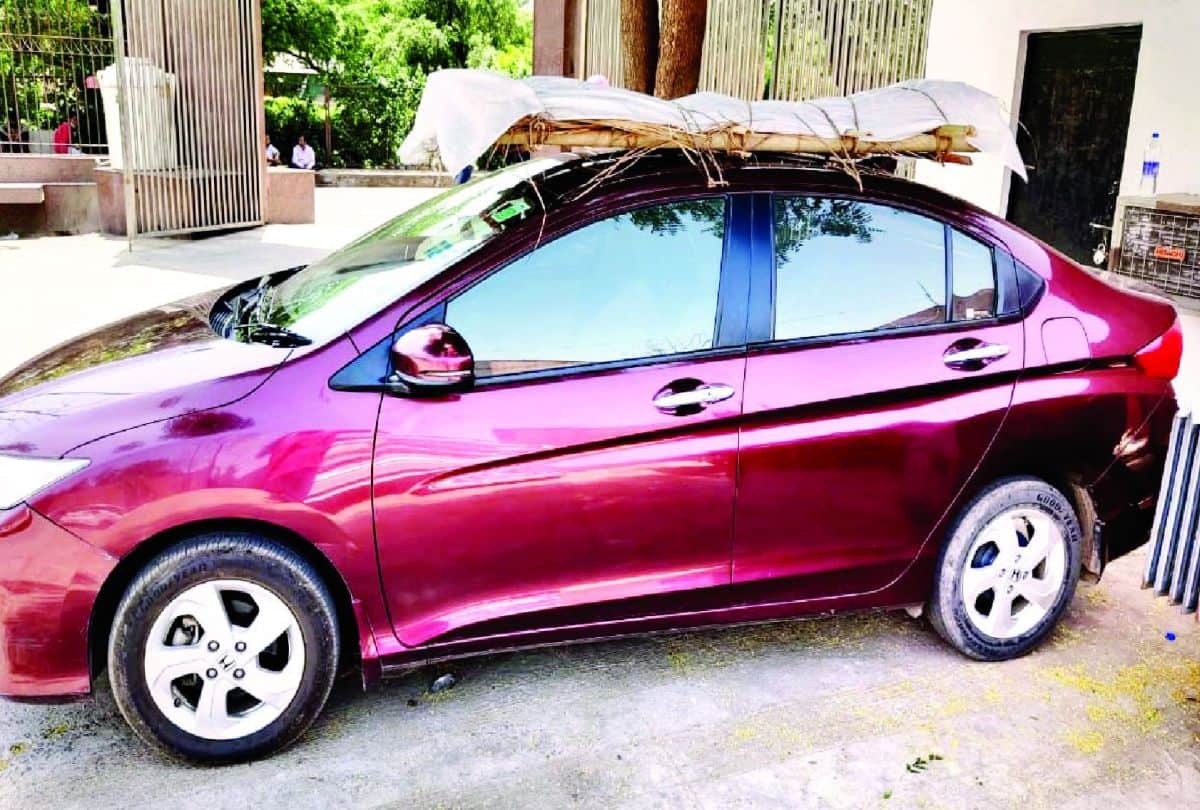 son father dead body carried to crematorium on the roof of the car in agra