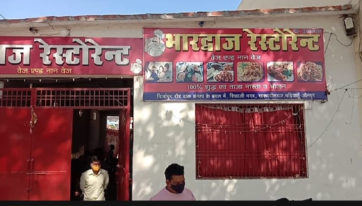 People caught the thief running away with cash and laptop, then beat up fiercely in  jaunpur