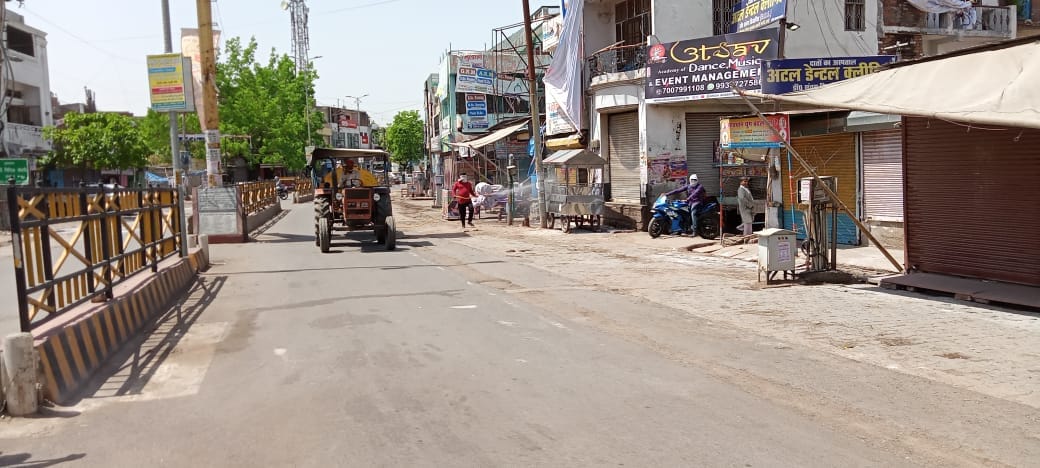 The market remained closed, vehicles of personnel engaged in panchayat elections were seen running