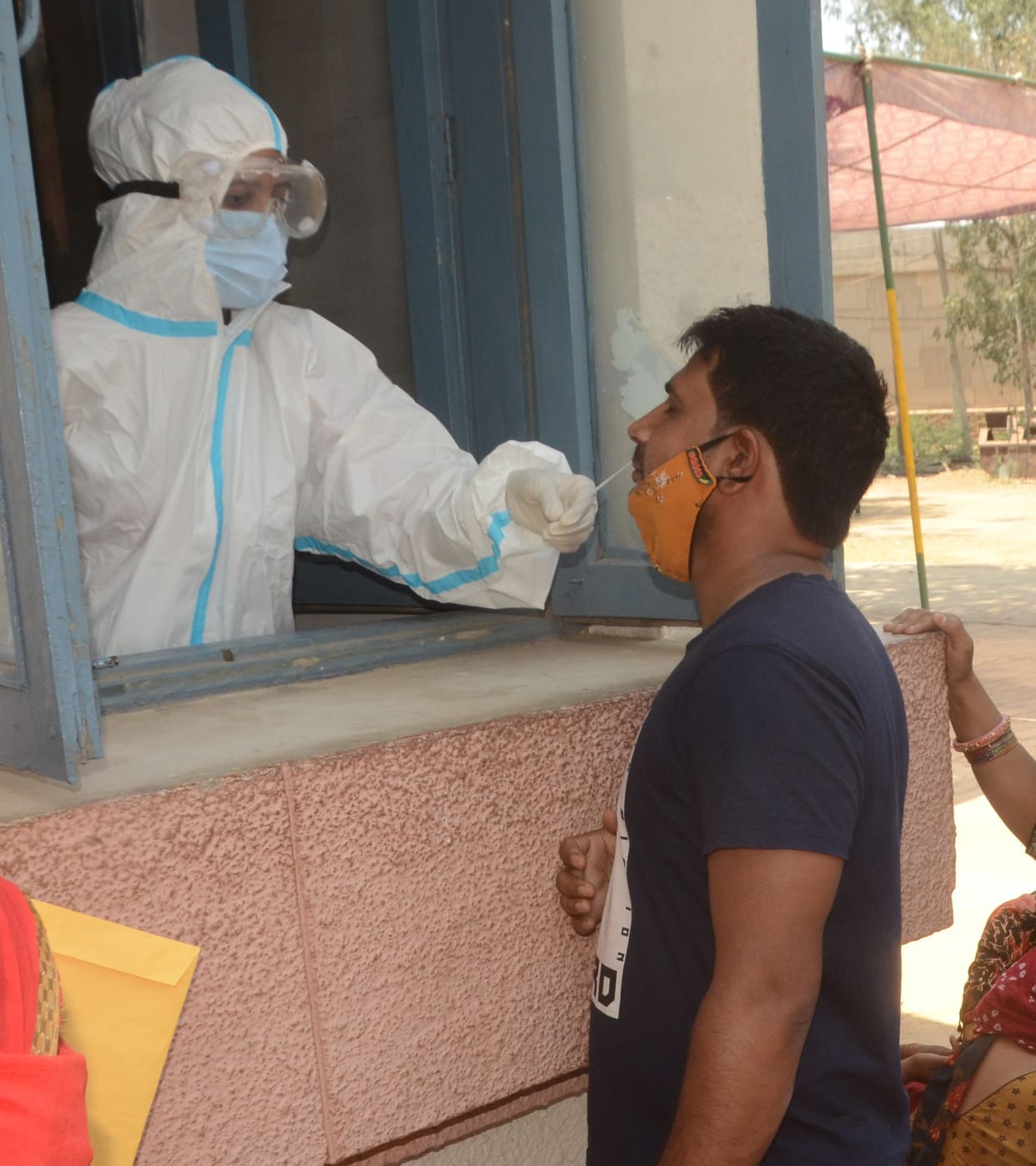 Two elderly women died of corona, 29 people found infected