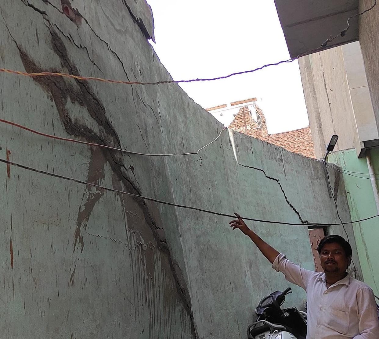Mathura: Panic in people due to cracks in houses in Thekanar Knol Gali
