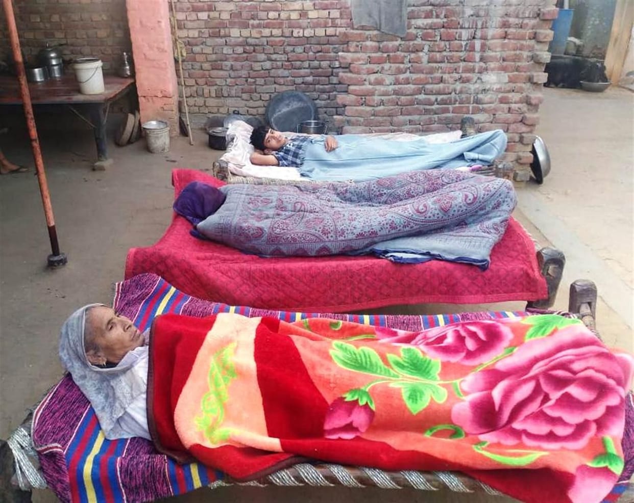 Hathras: Fever spread in village Garhi Khyali, four beds separated by patients