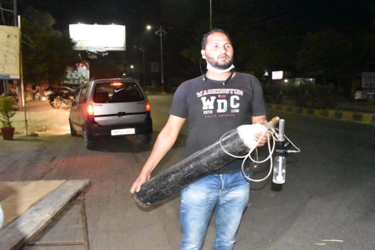 Corona in Meerut : people are Requesting for oxygen cylinder , bringing on bicycle and scooter