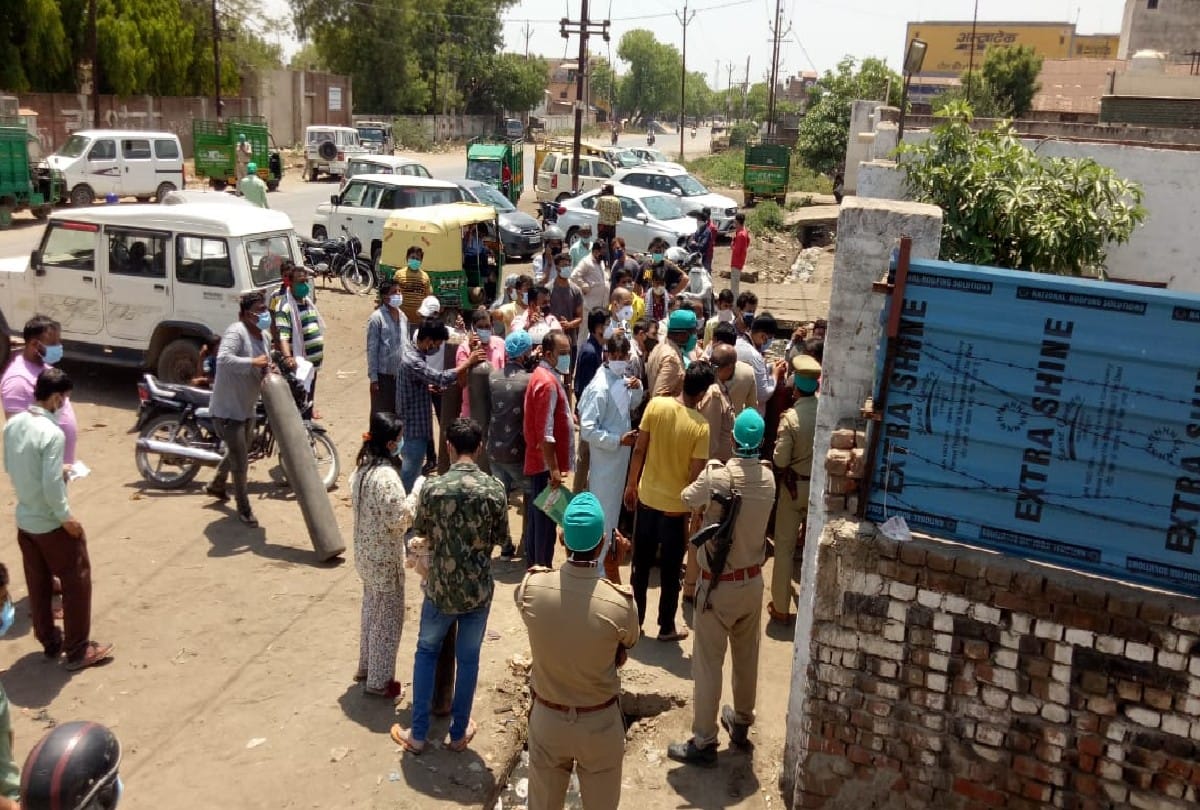 etmadpur Tehsildar stops distribution of oxygen cylinders at Godown in Agra