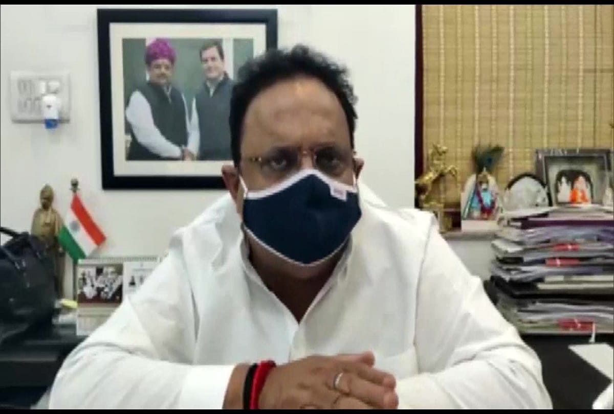 Raghu Sharma surrounds Minister Lalchand Kataria on Lumpy Skin disease