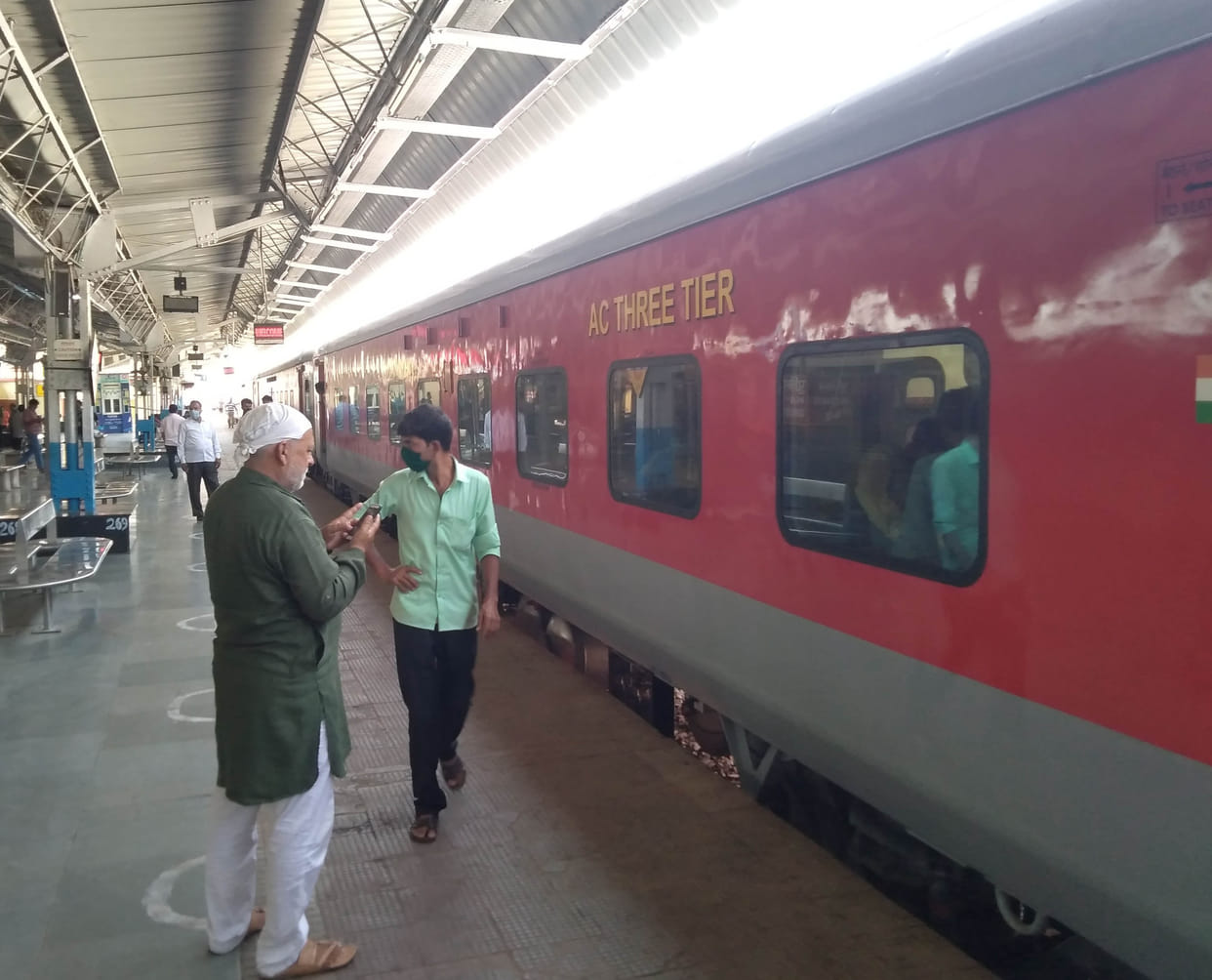 train,labour,covid 19,banda,station