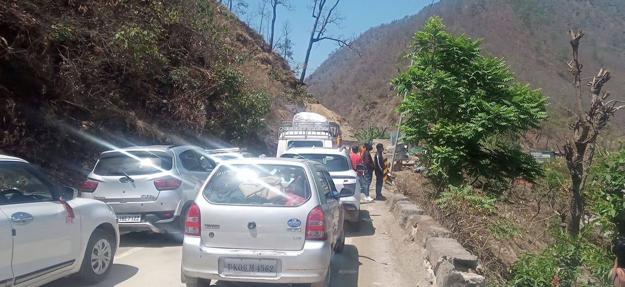 Construction of the bridge under construction in Panar jammed for more than an hour
