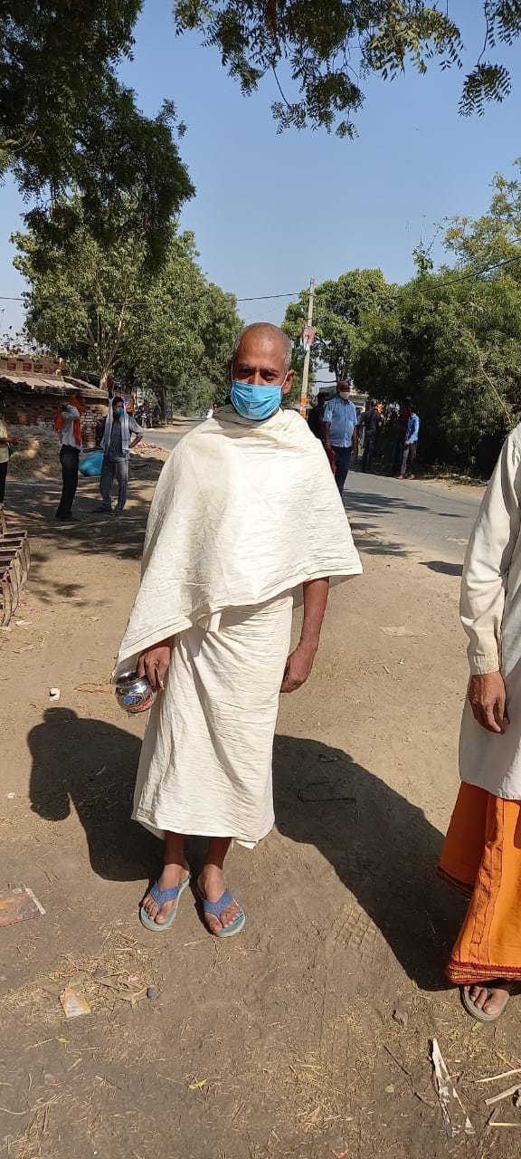 Son reaches booth after offering fire to mother's pyre in mirzapur
