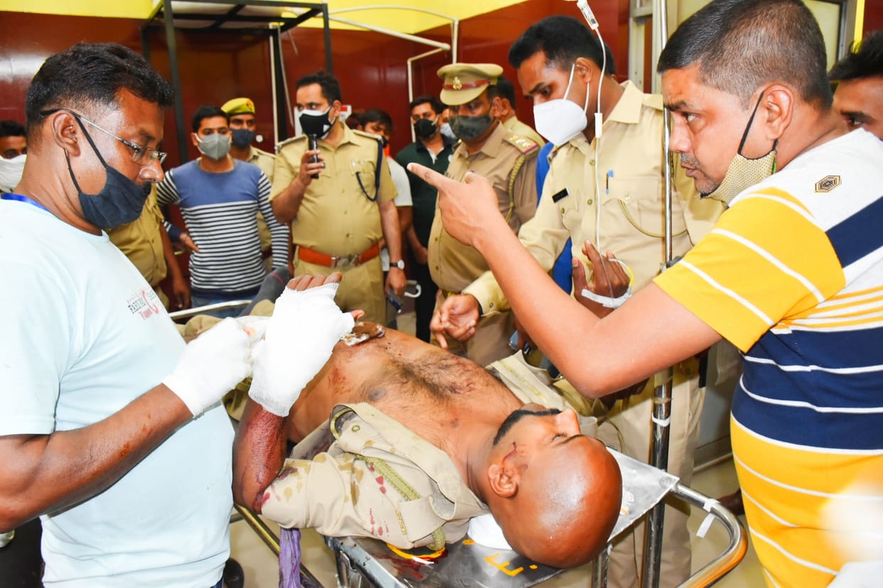 Bike riding miscreants shot dead the patrolling police, referred to Lucknow