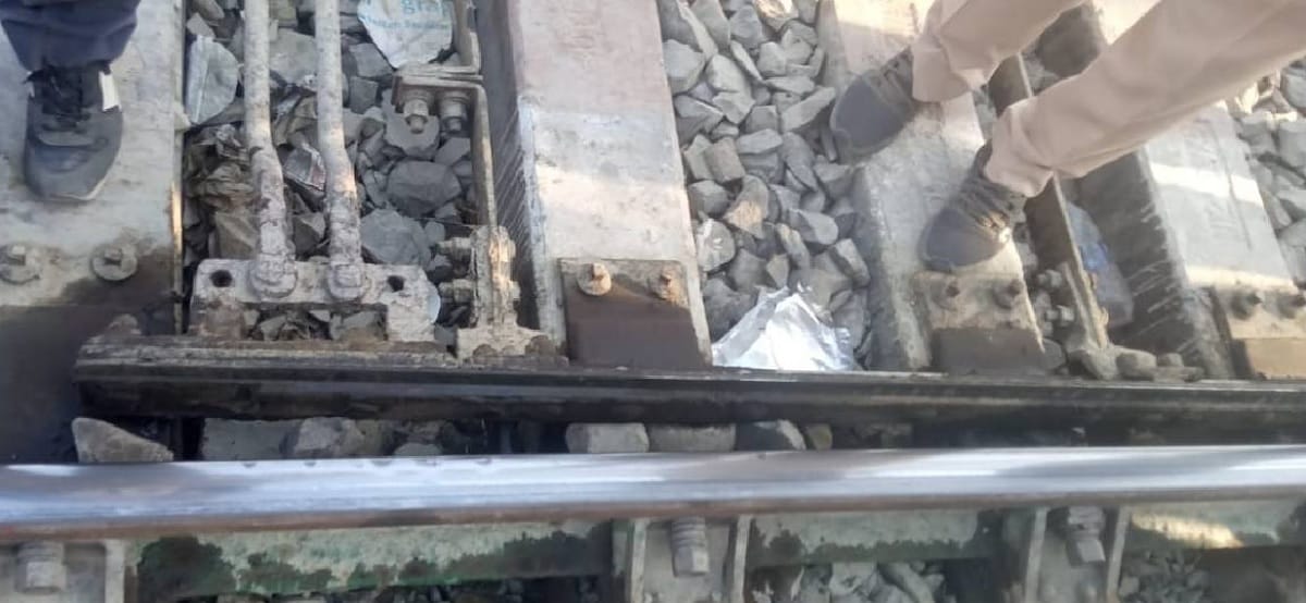 Rail accident postponed due to driver's understanding, a piece of stone was stuck in the track changing track in mau