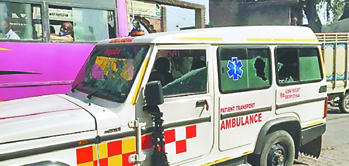 The ambulance was vandalized when the oxygen ran out, the ambulance was going to Prayagraj with a patient from Mau 
