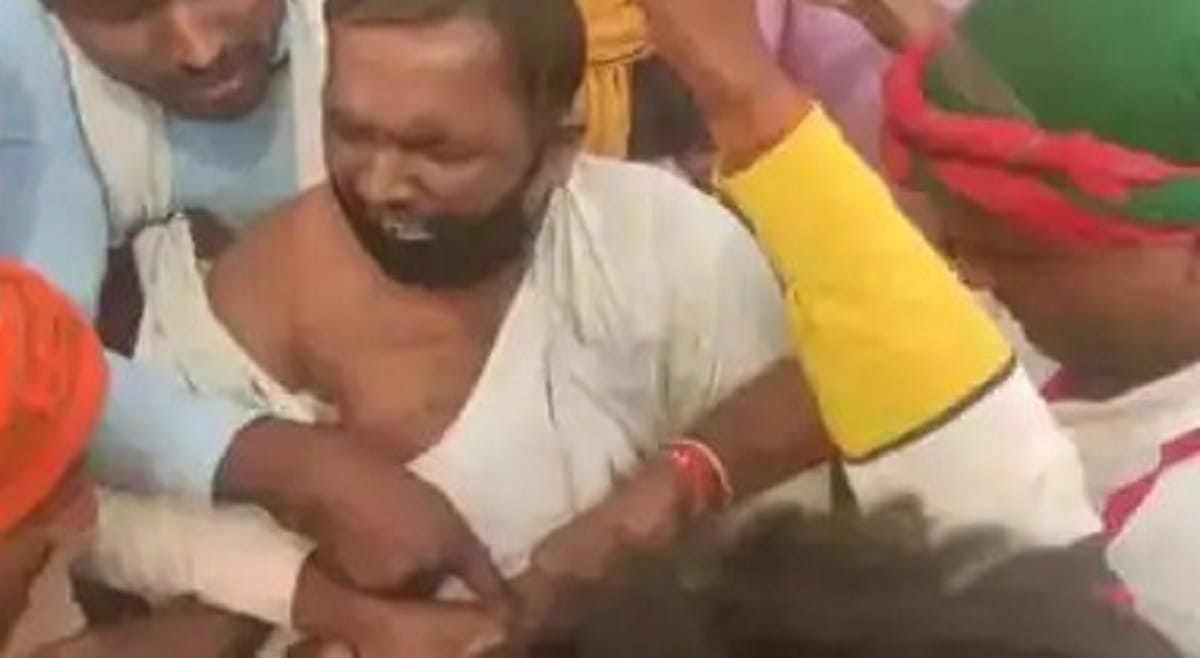 Chandauli: beating of presiding officer at polling station, clothes torn