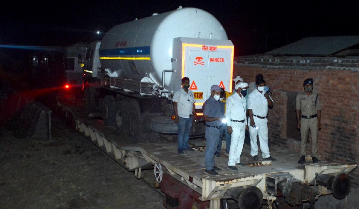 Varanasi: Oxygen Express reached tanker from Bokaro with Varanasi, transported to plant at Ramnagar under tight security 