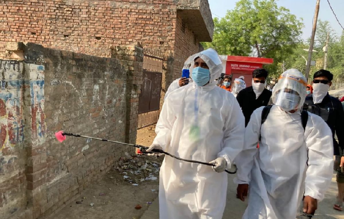 Cabinet Minister Anil Rajbhar ventures into battle against Corona, wearing PPE kit himself 