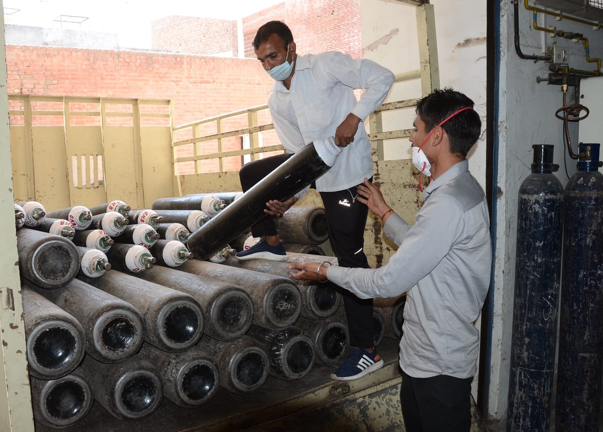 district hospital, 62 oxigen cylinder reached, doctors