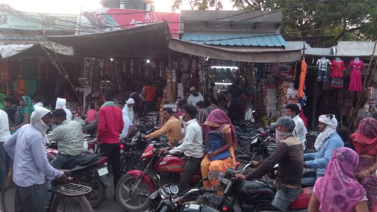 Crowds in markets after weekend curfew, people forgotten social distancing