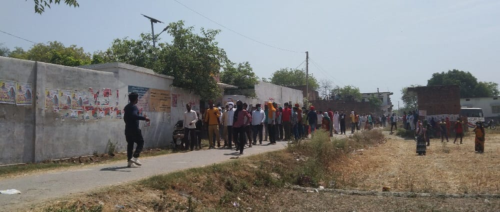 Villagers cut off ruckus due to disturbances in voter list, ink poured into ballot box, torn ballot paper, Policeman injured in Nokzonk in chandauli