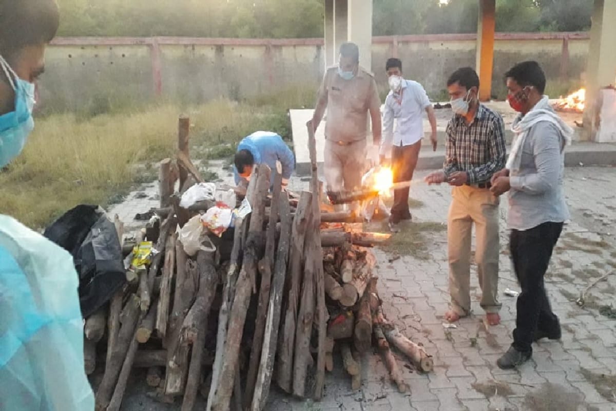 Bijnor News: Police cremated corona infected woman in Dhampur