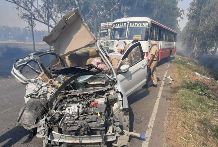 Car And Roadways Bus collided in smoke due to straw burning at Jind of Haryana
