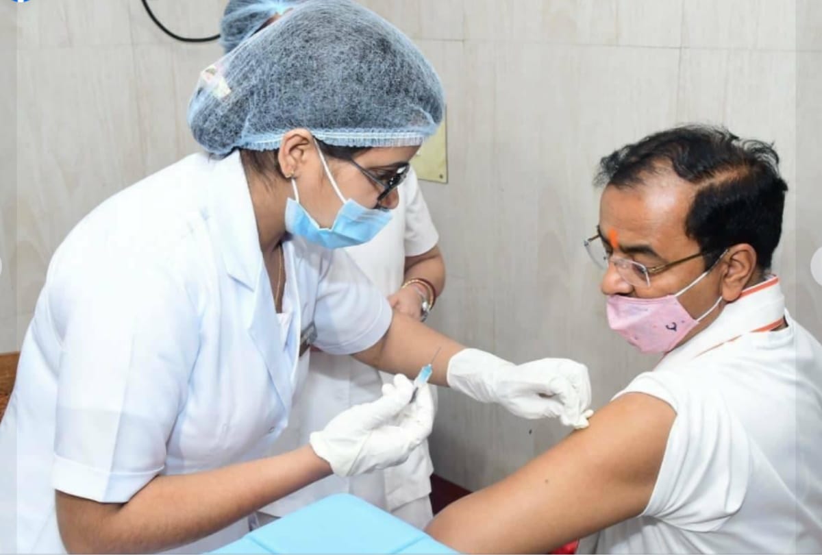 Deputy CM Keshav Prasad Maurya take corona vaccine.