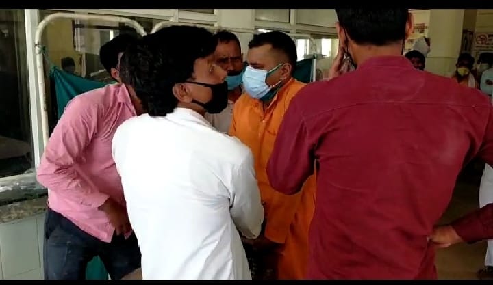 Do not break the breath of your loved ones, clash for oxygen cylinders in Ghazipur