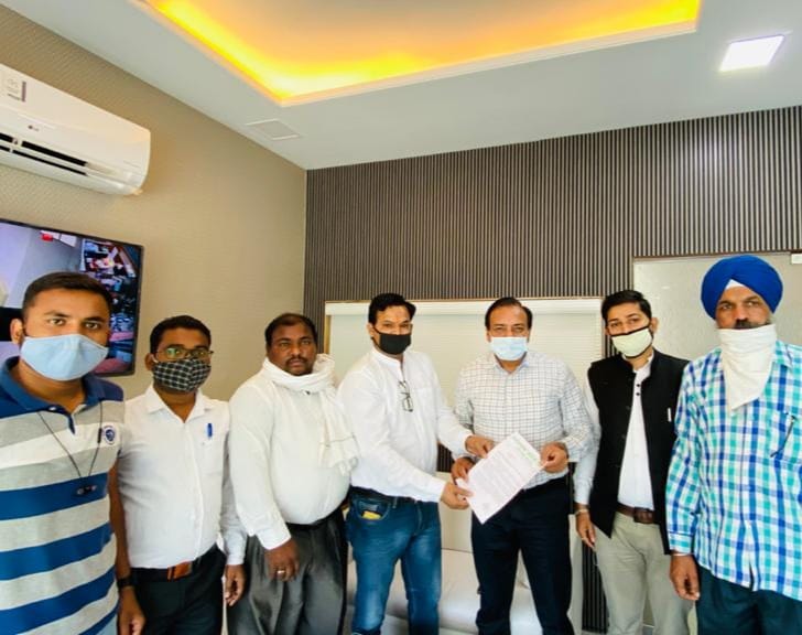 Organizing: The problems of the workers were presented by the officials of the JJP Labor Cell to the District Urban Head