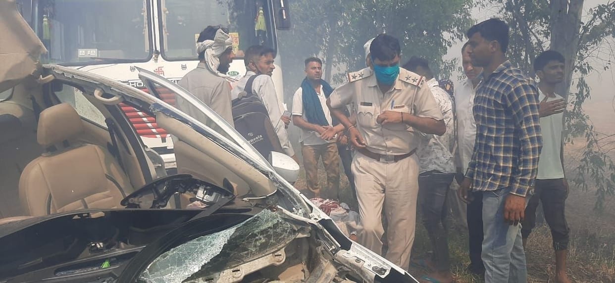 Car and bus collision due to smoke rising due to fire in bushes on roadside, one seriously injured