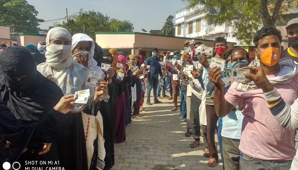 Polling started in Chandauli amidst gusto, line started for people to vote from 7 am