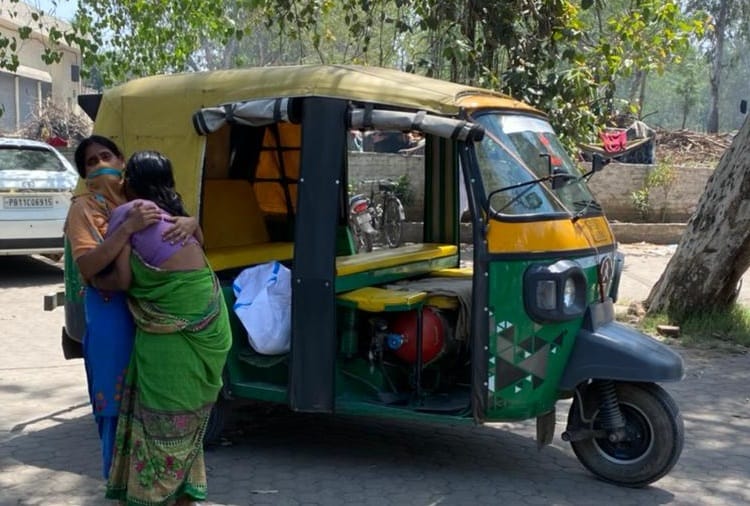 Relatives arrived at crematorium with Corona patient dead body in an auto at Ludhiana of Punjab